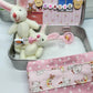 🔥Le meilleur cadeau de Pâques - ACHETEZ-EN 1, OBTENEZ-EN 1 GRATUITEMENT !!🎁🐇Petite peluche lapin momie dans une boîte métallique