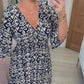 👗 50% DE RÉDUCTION 🔥 Robe longue imprimée col V ceinturée – Tissu fluide & léger – Parfaite pour l’été, la plage ou les soirées bohèmes 🌸🌴✨
